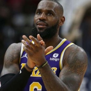 开云体育-詹姆斯接受提前续约合同，他夺冠的窗口在急速关闭